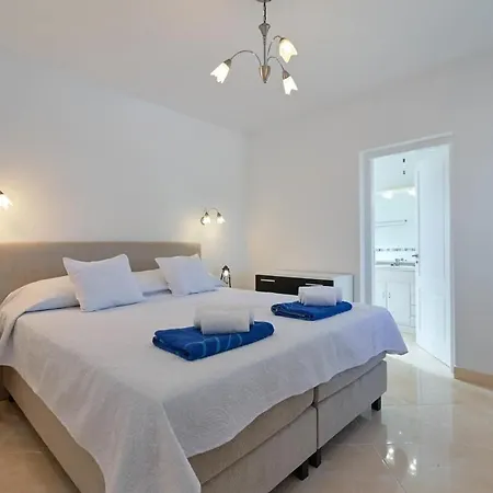 Esperanza Villa *